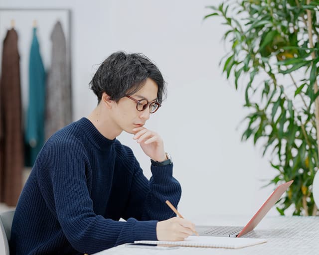 悩む担当者