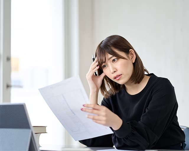 悩む担当者